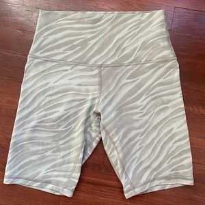 Lululemon Align Short 8" Le Tigre Green Fern Sz 6